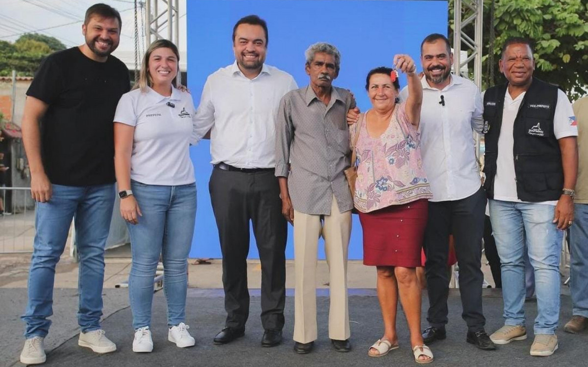 Momento em que uma moradora recebe a chave do novo apartamento em Guapimirim - Foto: Secretaria Habitação RJ - Redes Sociais