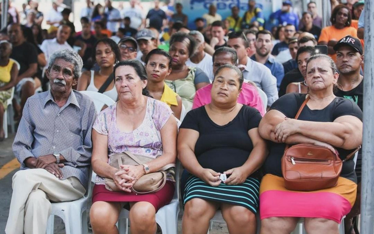 Famílias beneficiadas pelos novos apartamentos em Guapimirim acompanham a cerimônia de entrega dos imóveis