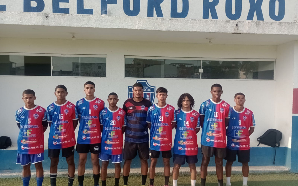 David Fernandes (centro), com os jogadores da equipe sub-16 após o treino no Estádio Nélio Gomes