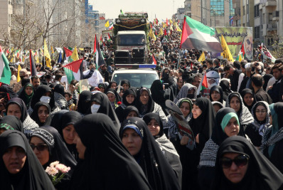 Milhares de iranianos prestam homenagem a soldados mortos em ataque na Síria