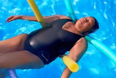 De maiô, Alcione se exercita na piscina e brinca: 'Me aturem aquática'