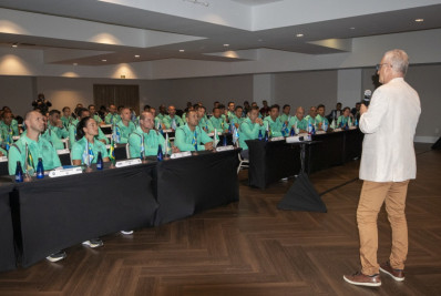 Técnico da Seleção, Dorival realiza palestra para árbitros; saiba como foi