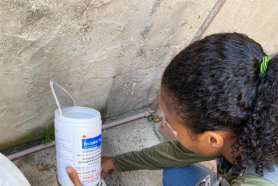 Agentes da Vigilância Epidemiológica orientam moradores de Araruama sobre medidas de combate à dengue
