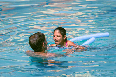 Queimados inicia oficina inclusiva de natação