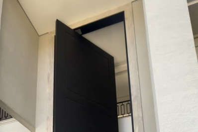 Rodrigo Faro limpa porta de casa e brinca sobre tamanho: 'Consequências'