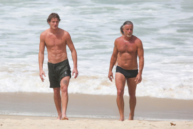 Marcello Novaes curte dia de praia com o filho, Pedro, em São Conrado