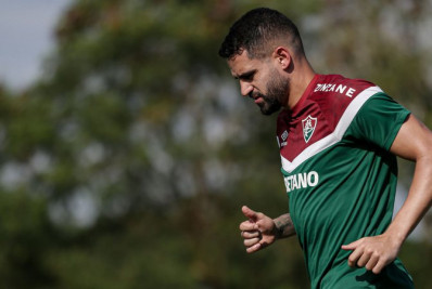 Com dores, Renato Augusto faz tratamento e deve desfalcar Fluminense
