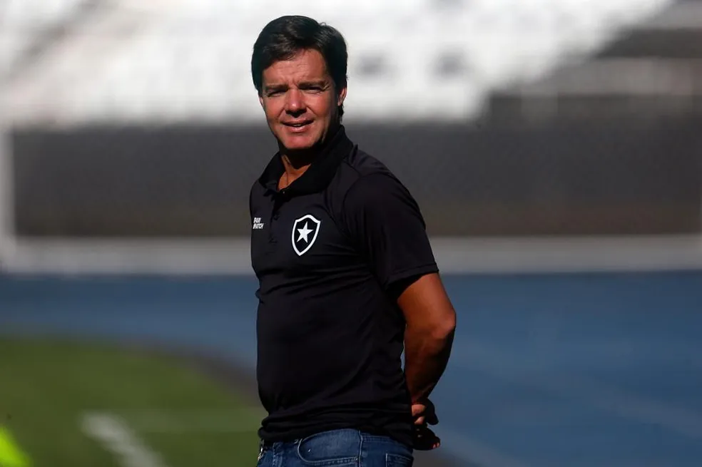 Botafogo oficializa a saída de Tiano Gomes, gerente de futebol de base do clube
