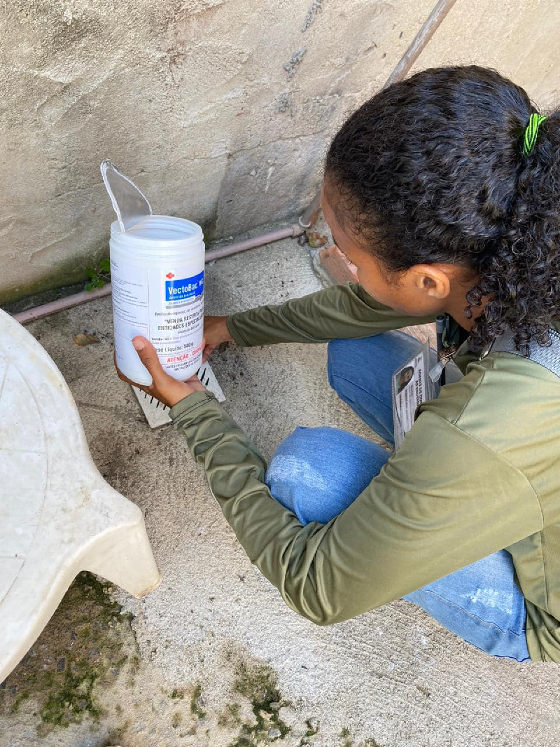 Tarefas simples como a limpeza dos quintais e a retirada da água parada de objetos como pneus, calhas e vasos de plantas ajudam a eliminar possíveis criadouros do mosquito