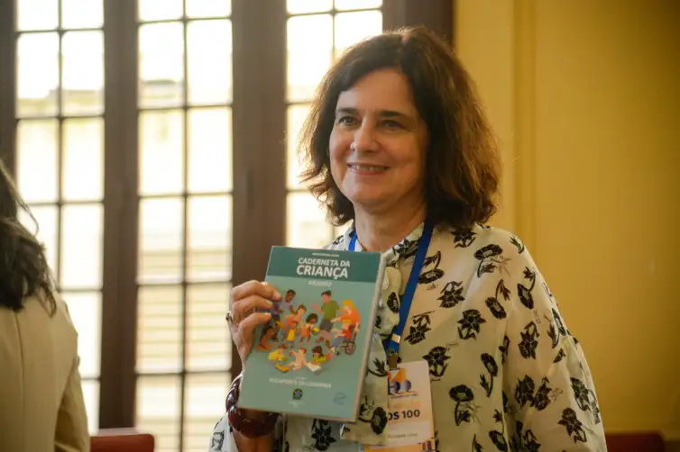 Após três anos, governo relança Caderneta de Saúde da Criança