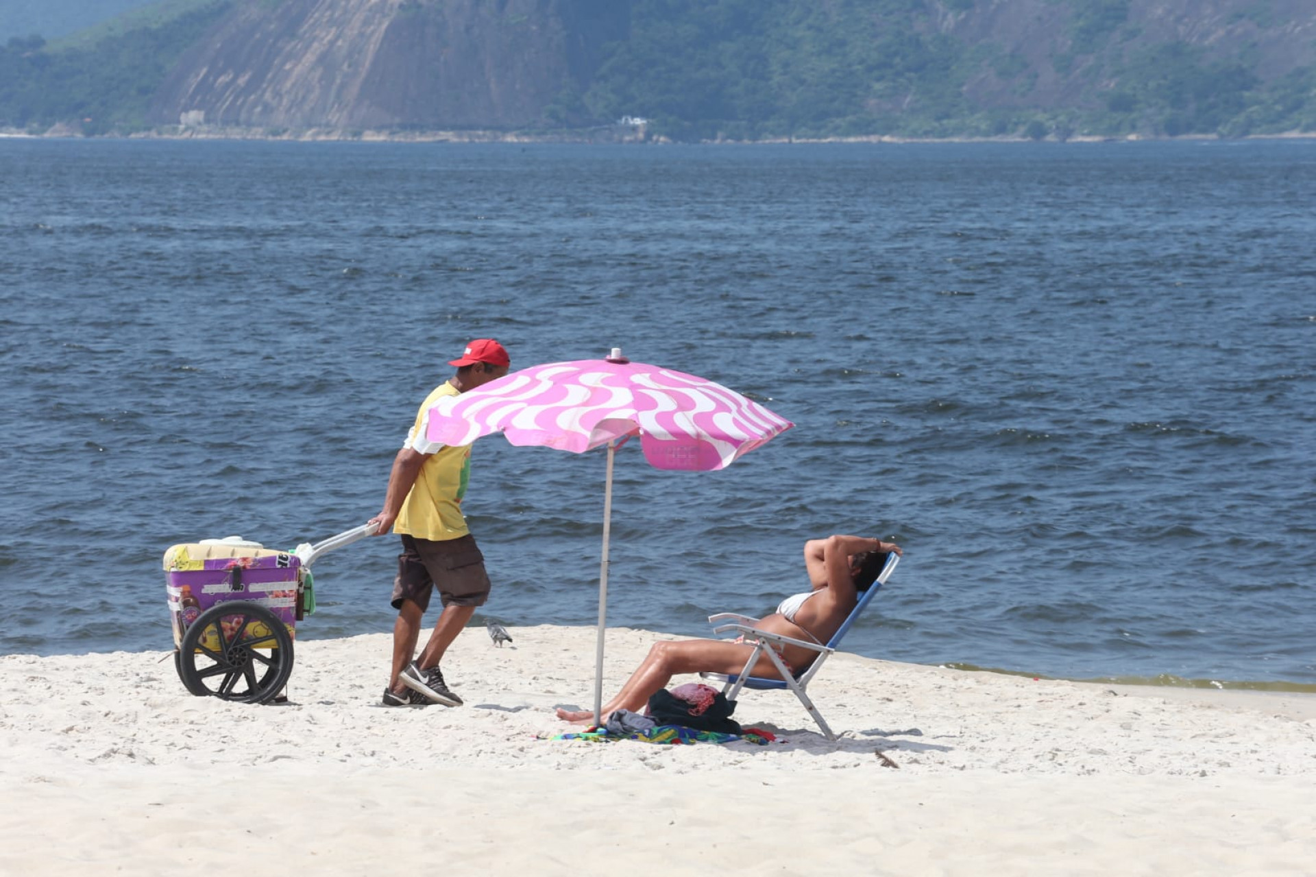 Banhistas aproveitam sexta-feira (5) ensolarada na Praia do Flamengo, Zona Sul do Rio - Cleber Mendes/Agência O Dia