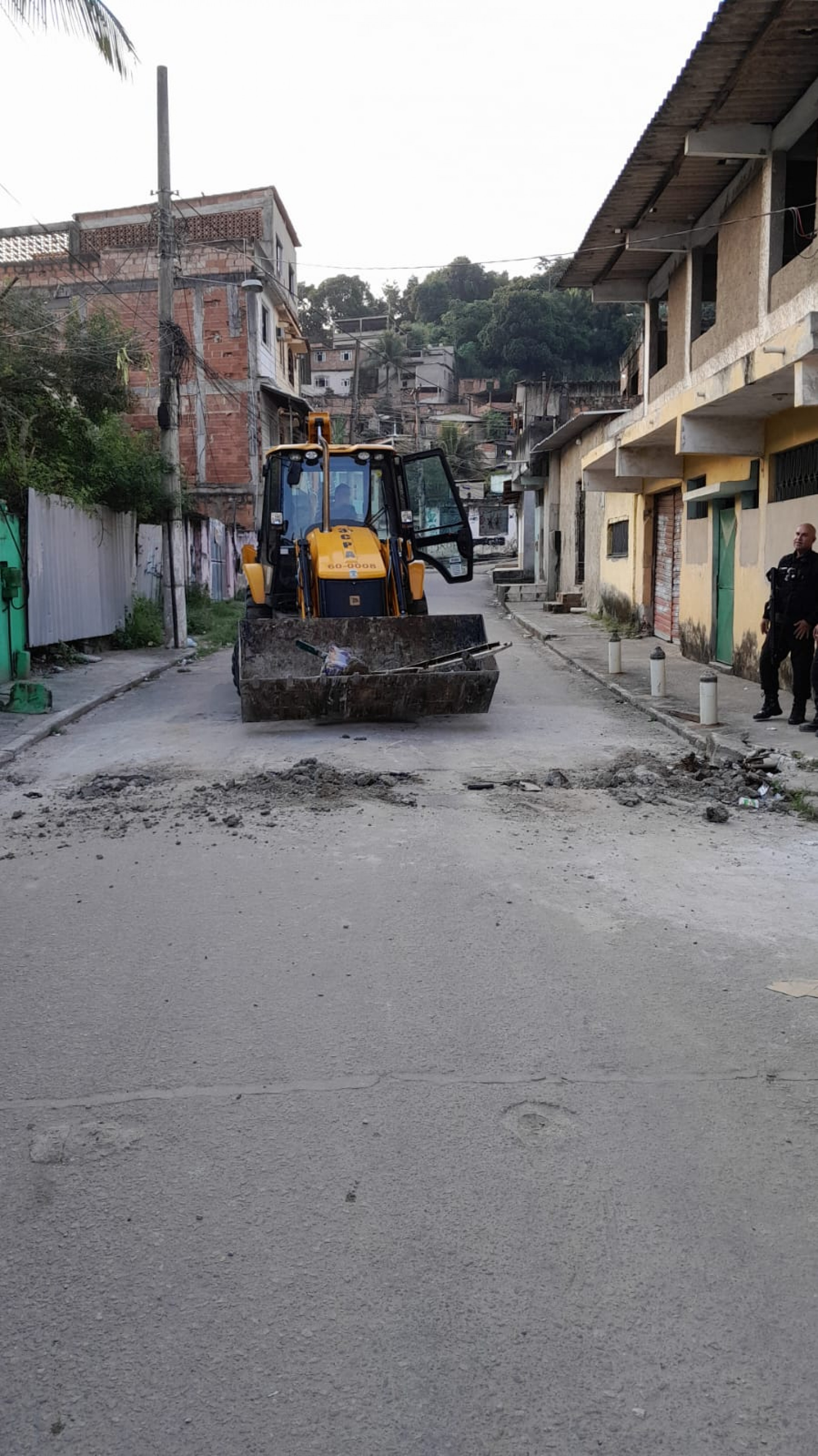 Durante a operação, a polícia retirou barricadas com uma escavadeira - Reprodução