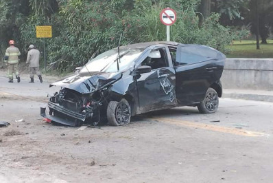 Carro bate em poste na Estrada União e Indústria, em Corrêas