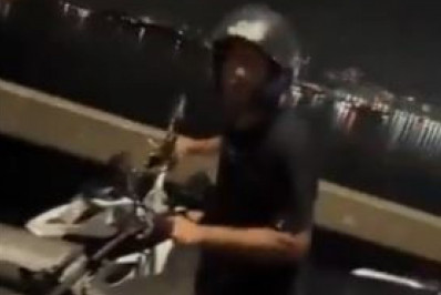 Vídeo: Homens empurram motos na Ponte Rio-Niterói após chaves serem confiscadas pela PRF