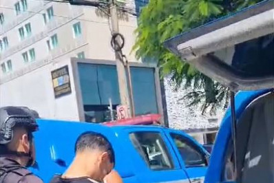 Vídeo: PMs usam barco a remo para deter suspeitos que se jogaram em lagoa