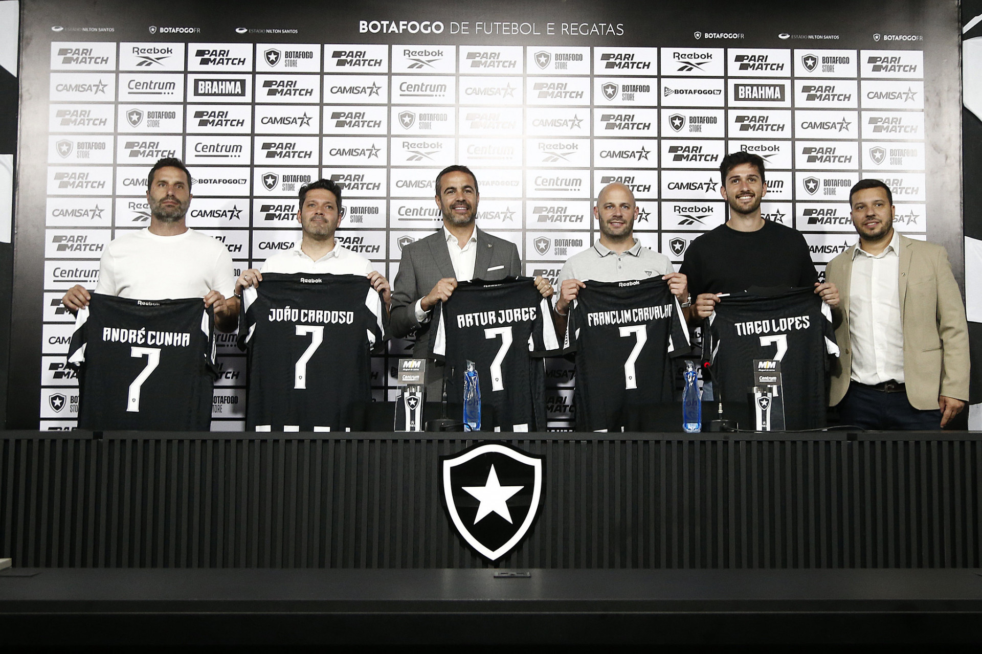 Nova comissão técnica do Botafogo ao lado de Alessandro Brito, Head Scout  - Vítor Silva/Botafogo