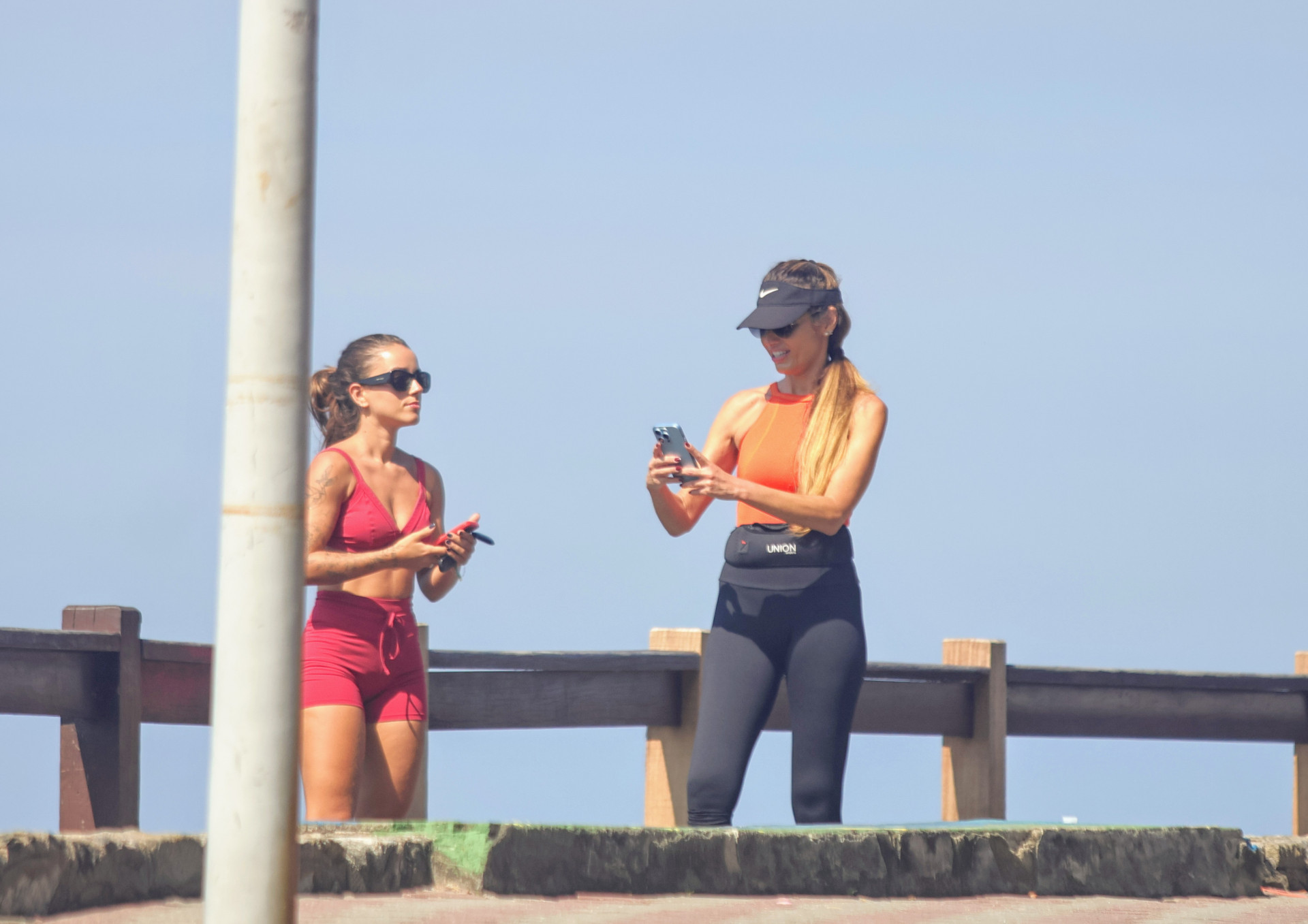 Patrícia Poeta caminha na orla da Zona Sul do Rio - Dan Delmiro / Agnews