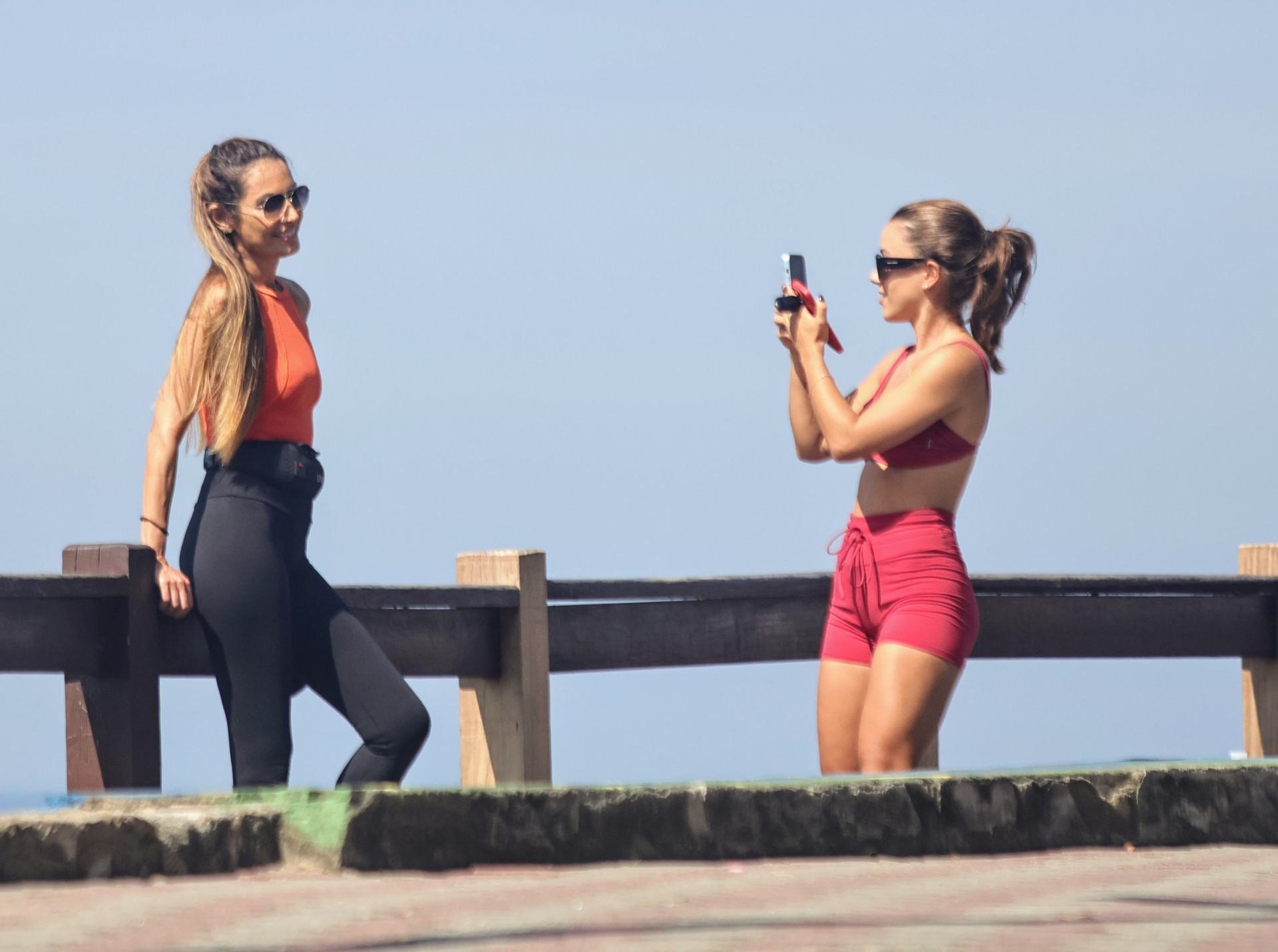 Patrícia Poeta caminha na orla da Zona Sul do Rio - Dan Delmiro / Agnews