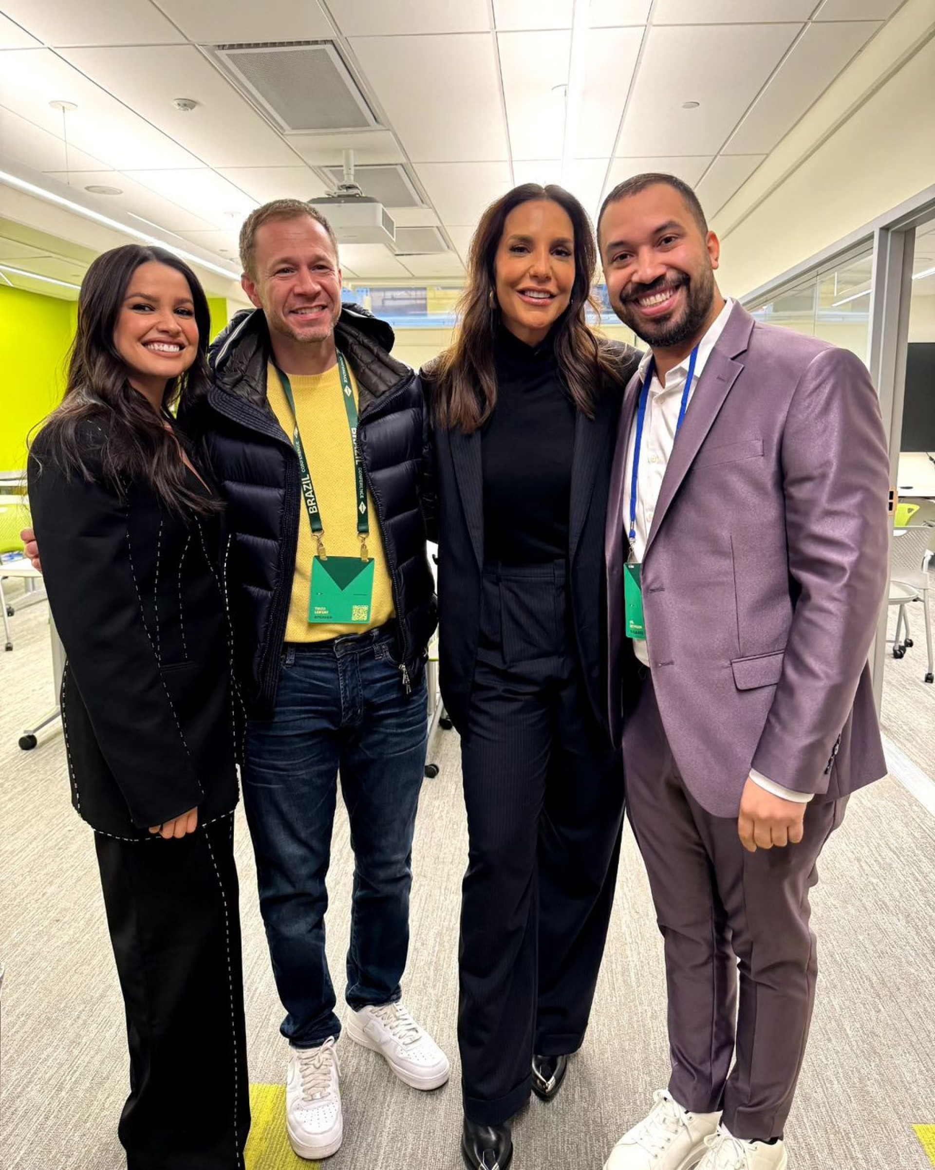 Gil do Vigor posa ao lado de Juliette, Tiago Leifert e Ivete Sangalo durante conferência em Harvard 
 - Reprodução / Instagram 