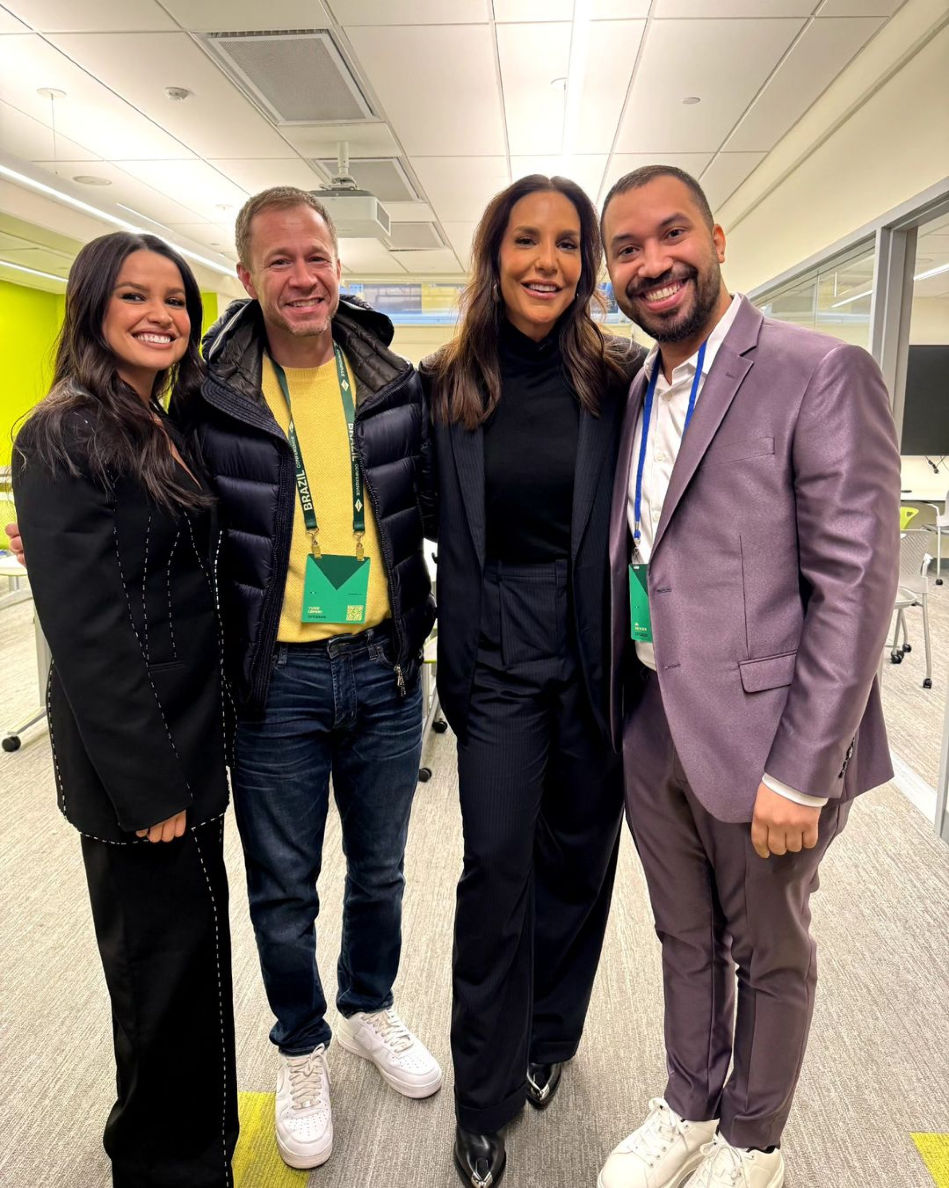 Gil do Vigor posa ao lado de Juliette, Tiago Leifert e Ivete Sangalo durante conferência em Harvard 
 - Reprodução / Instagram 