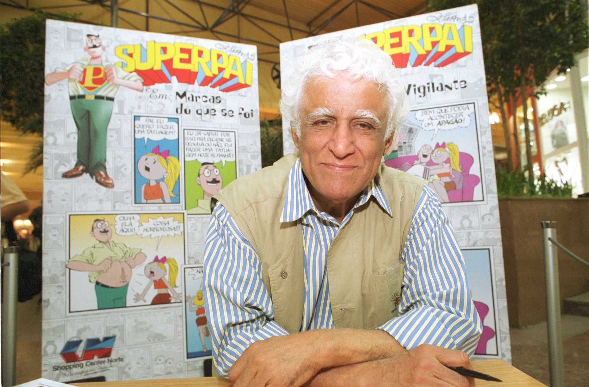 ZIRA3 S10 SAO PAULO 10/08/01 ZIRALDO DIA DOS PAIS CIDADES OE ZIRALDO PARTICIPA DE ENCONTRO COM CRIANCAS NO CENTER NORTE AUTOGRAFANDO LIVRO DE SUA AUTORIA FOTO MARCELO XIMENEZ/AE - MARCELO XIMENEZ