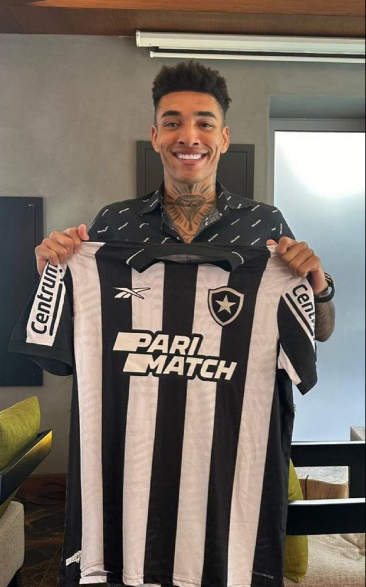 Futuro reforço do Botafogo, Igor Jesus posa com a camisa do clube | Botafogo | O Dia