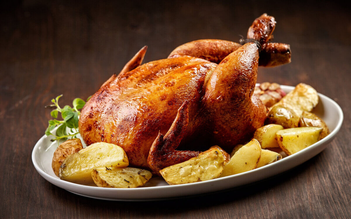 Frango assado com batata (Imagem: MaraZe | Shutterstock)