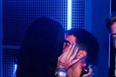 Bianca Andrade e o namorado trocam beijos em evento no Morro da Urca