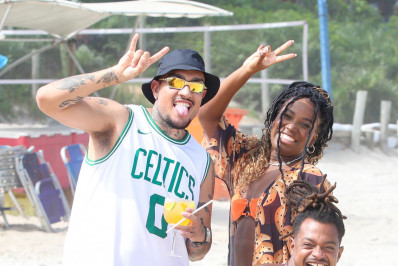 MC Bin Laden, Leidy Elin e Luigi se divertem em praia da Zona Oeste