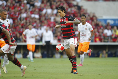 Artilheiro do Carioca por Flamengo e Fluminense, Pedro entra para seleto grupo