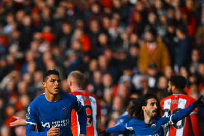 Thiago Silva volta a ser titular e faz gol em empate do Chelsea