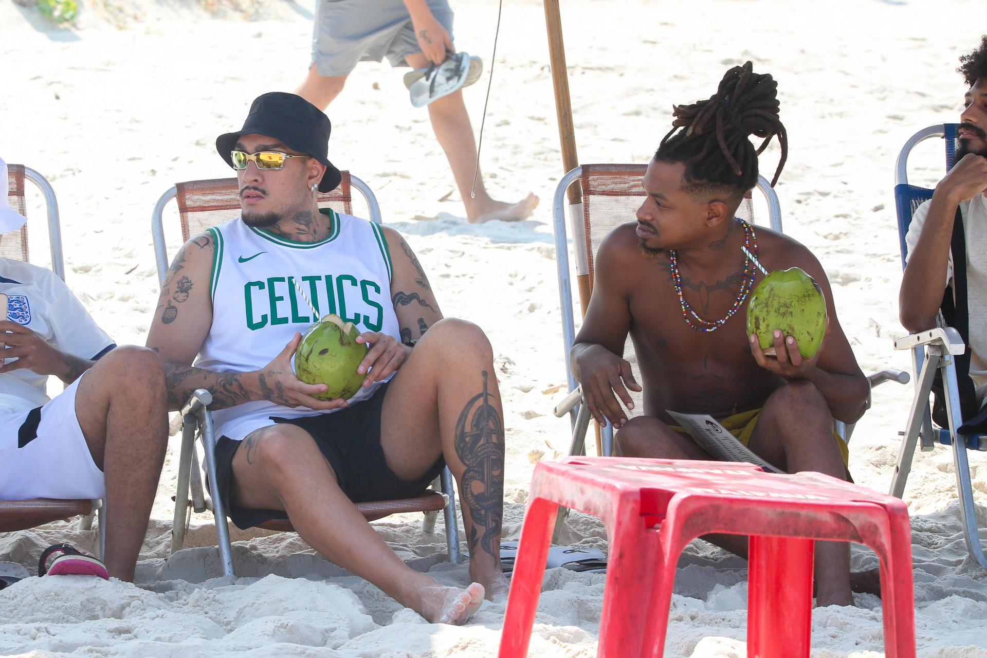 MC Bin Laden e Luigi colocam o papo em dia na Barra da Tijuca - Dilson Silva / Agnews