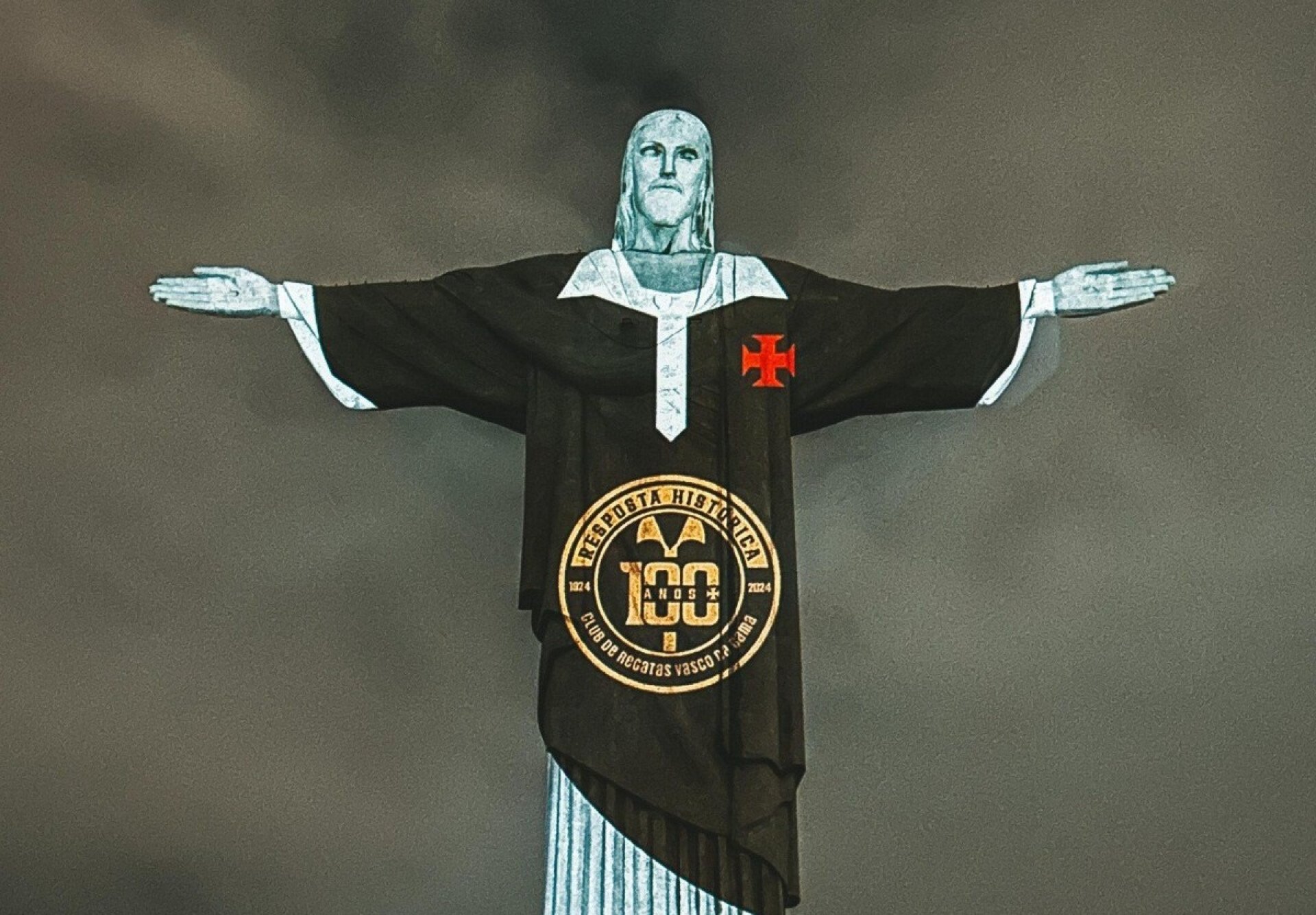 Cristo Redentor reflete uniforme do Vasco no centenário da Resposta Histórica - Marcelo Wance/Vasco