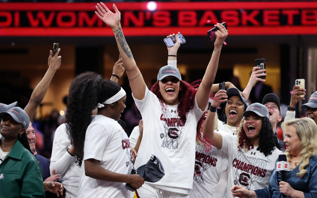 Kamilla Cardoso e o time da Carolina do Sul comemorando o título da NCAA de 2024