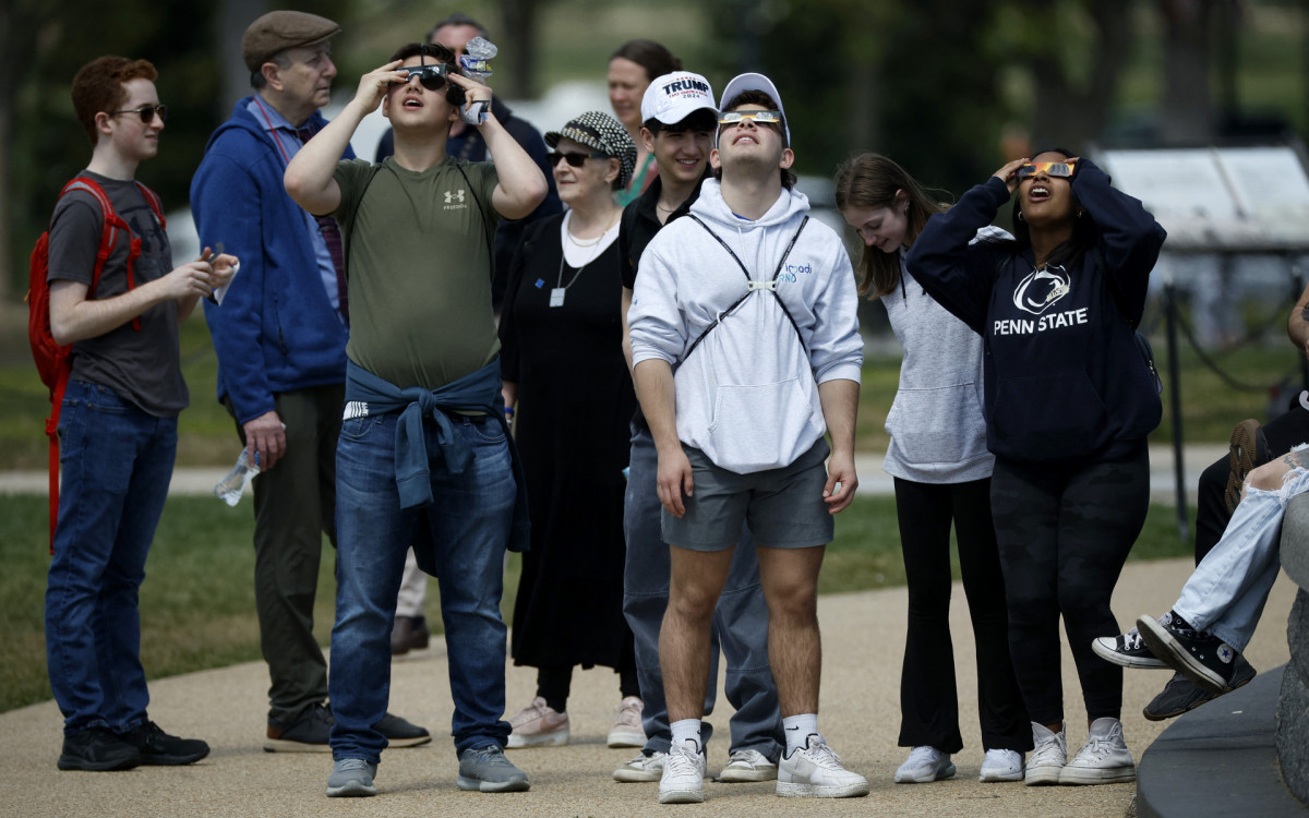 Eclipse solar total é visto no México, EUA e Canadá