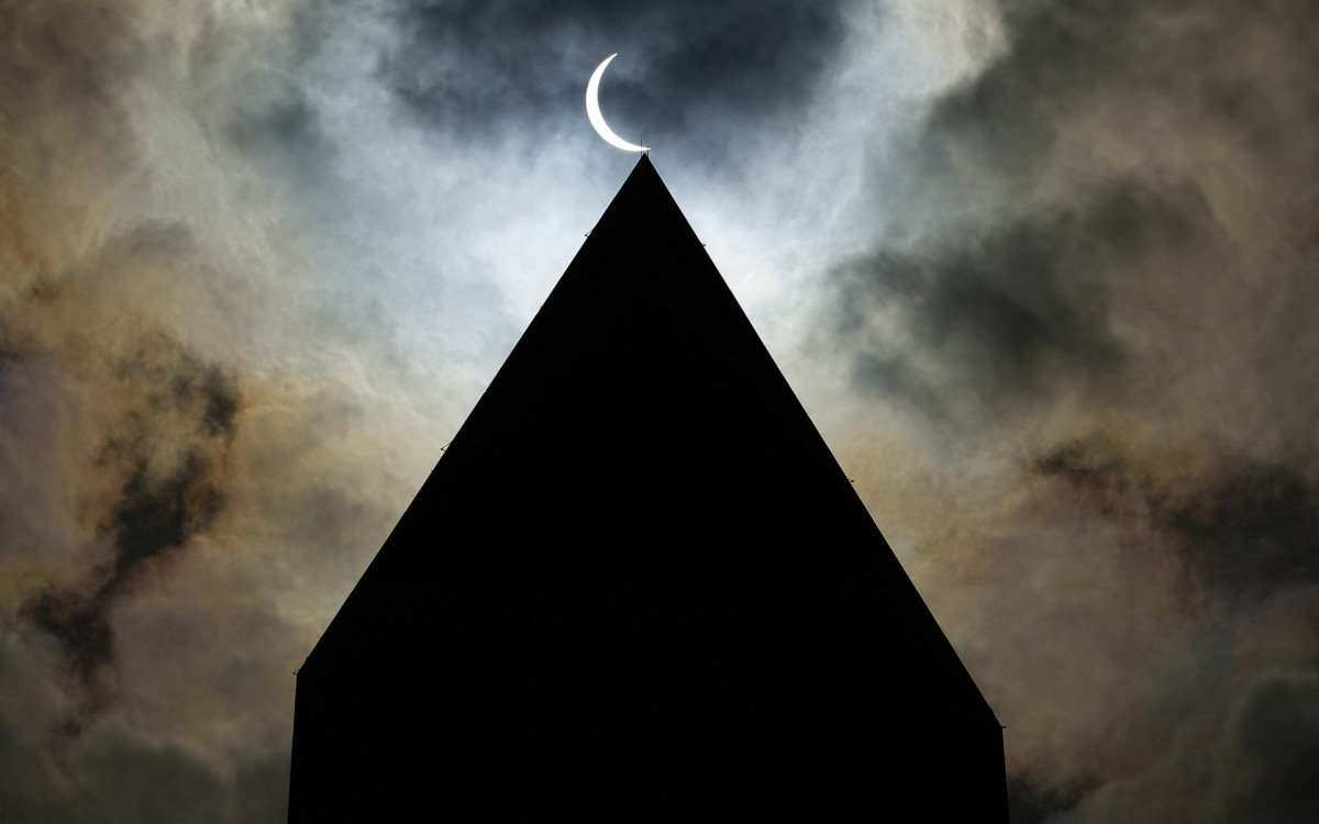 Eclipse solar total é visto no México, EUA e Canadá