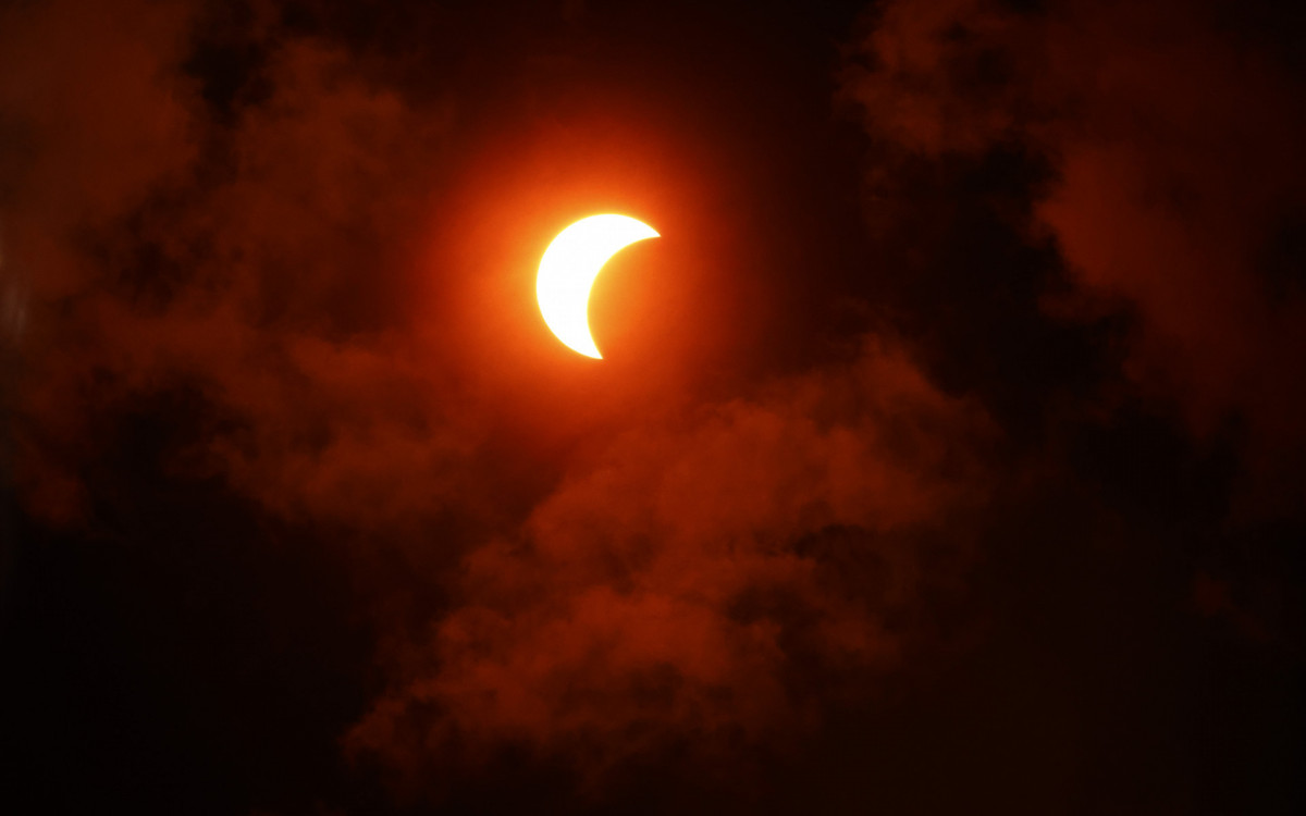 Eclipse solar total é visto no México, EUA e Canadá