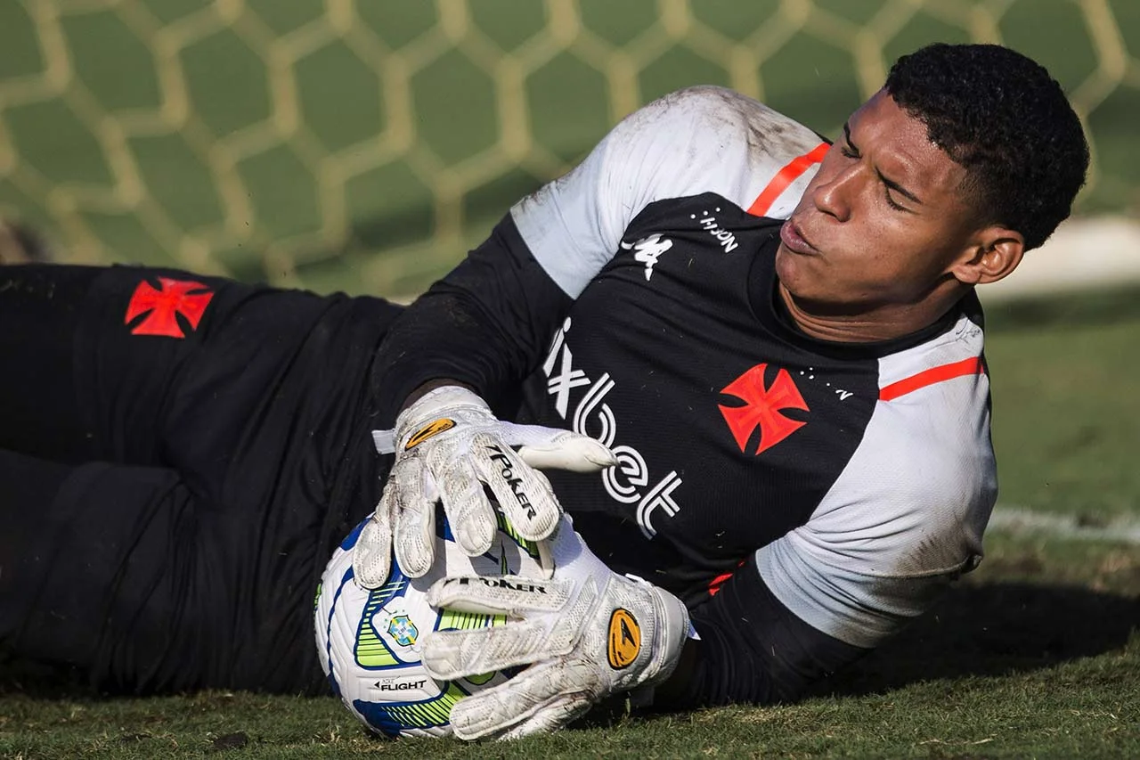 Vasco negocia empréstimo do goleiro Halls ao Vila Nova