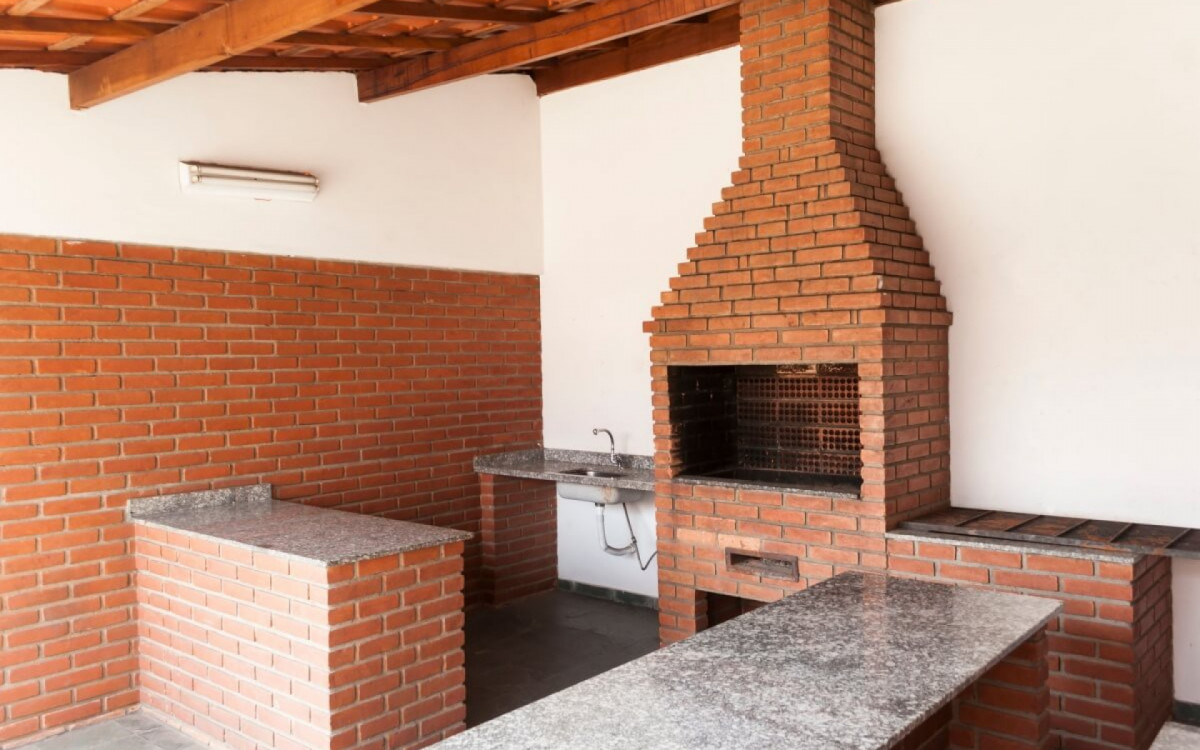 Construir uma churrasqueira de alvenaria em casa pode ser uma op&ccedil;&atilde;o atrativa (Imagem: cifotart | Shutterstock)