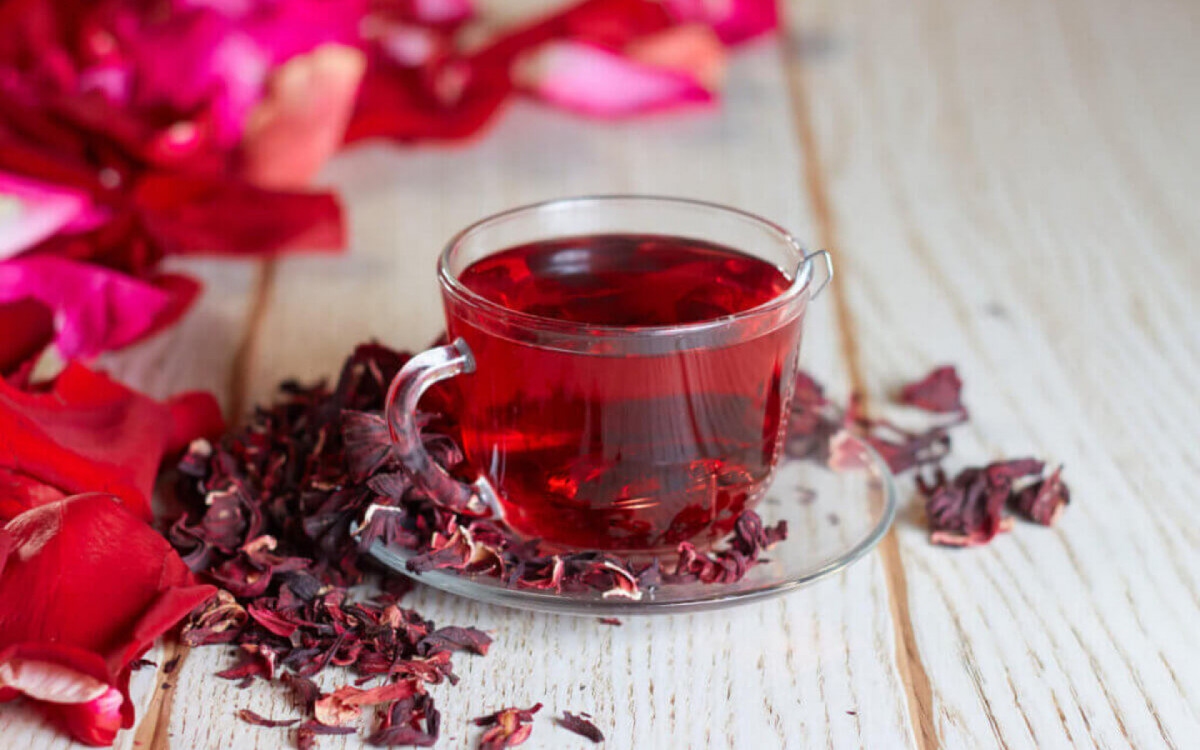 O consumo de ch&aacute; oferece diversos benef&iacute;cios &agrave; sa&uacute;de (Imagem: Mironmax Studio | Shutterstock)