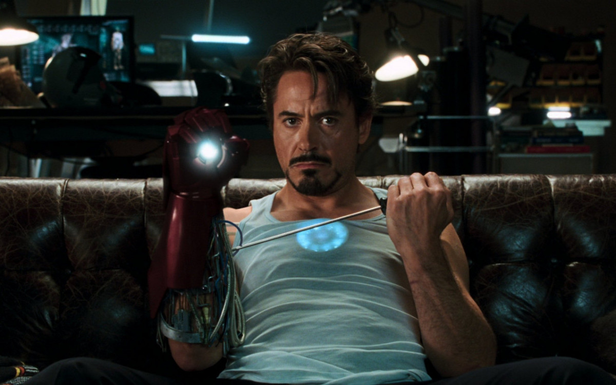 Tony Stark confecciona a primeira armadura em 