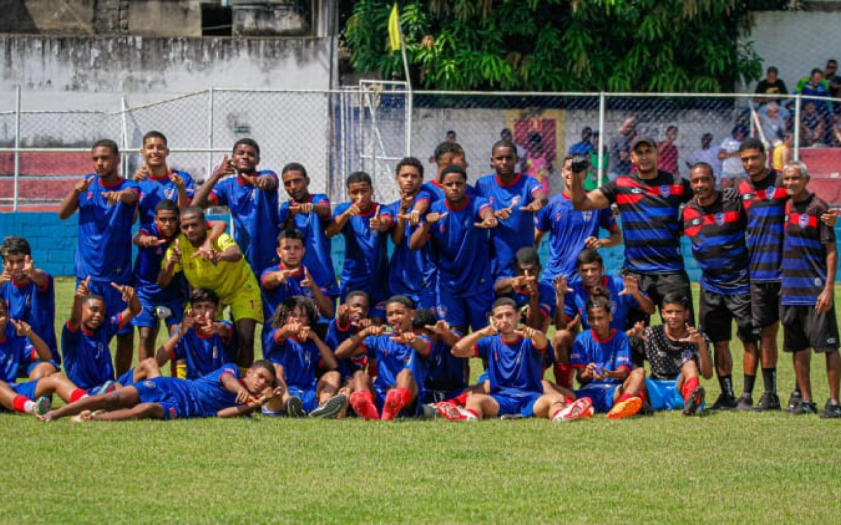 Os jogadores do Belford Roxo celebram o placar histórico no Estádio Nélio Gomes