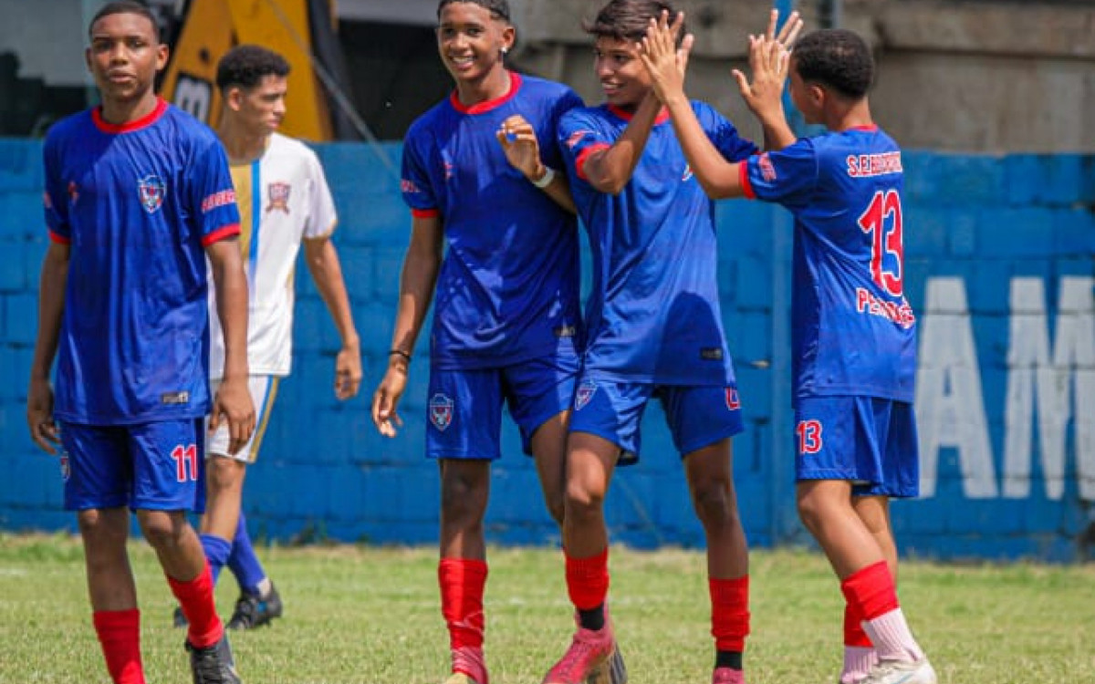 Jogadores do Belford Roxo comemoram um dos muitos gols marcados contra o Profute no Estádio Nélio Gomes