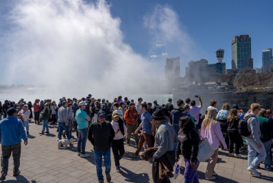Milhões de pessoas se reúnem para assistir ao eclipse total na América do Norte