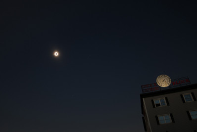 Eclipse solar total é visto no México, EUA e Canadá