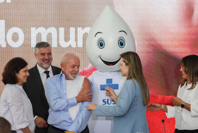 Lula toma vacina da gripe e provoca: 'Não vira jacaré'