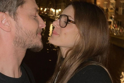 Camila Queiroz e Klebber Toledo mostram viagem romântica em Amsterdã