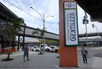 Terminal Gentileza amanhece movimentado no primerio dia útil de horário estendido