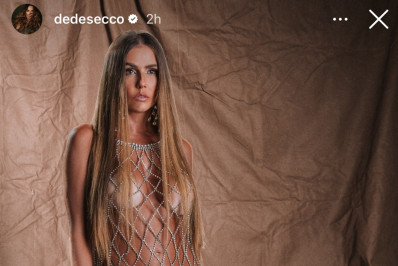 Deborah Secco posa com calcinha à mostra em vestido com recortes