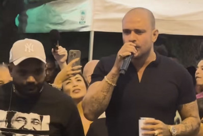 Diogo Nogueira aparece de surpresa em roda de samba no Rio